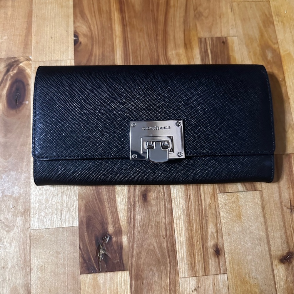 Michael Kors Black Wallet clasp